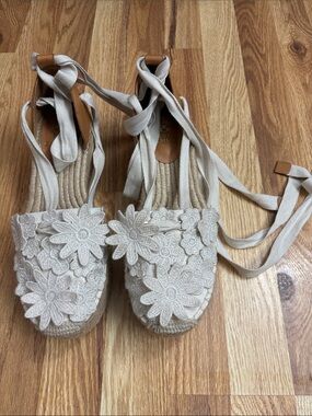 Vince Camuto Tilmai platform espadrille wedges with white floral size 9M